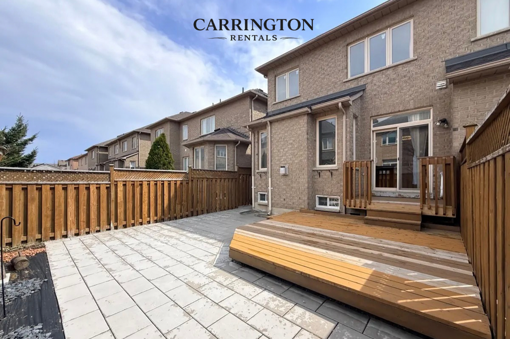 Elegant Townhouse for Lease in Cachet | 3+1 Bed • 4 Bath
