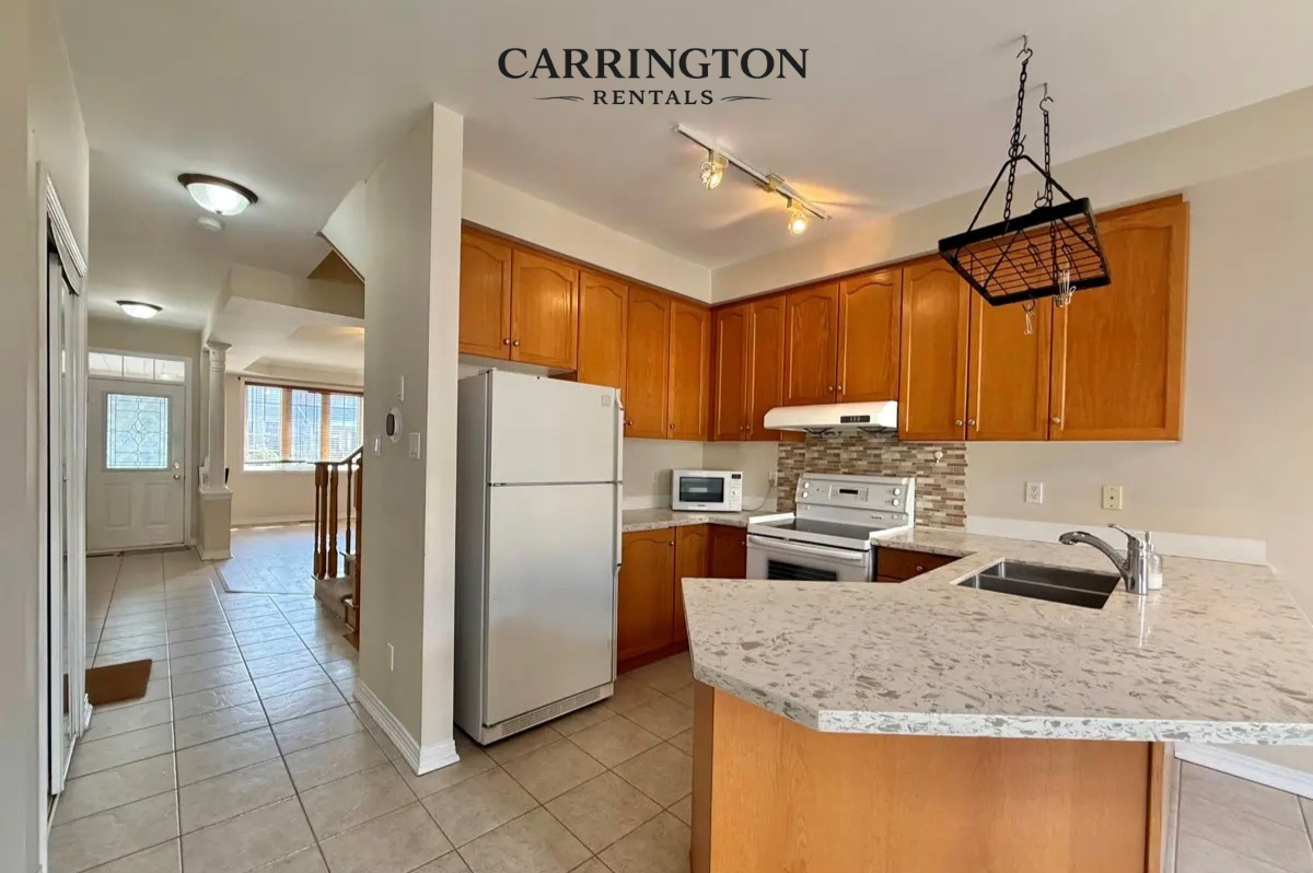 Elegant Townhouse for Lease in Cachet | 3+1 Bed • 4 Bath